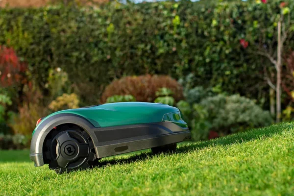 Robomow Rasenmäher RK2000 App gesteuert Alexa Mähroboter 2000qm 45% Steigung Schnittbreite 21cm selbstfahrend